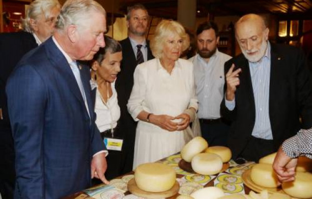 Carlin Petrini, fondatore di Slow Food, presenta a Carlo e Camilla alcuni formaggi italiani