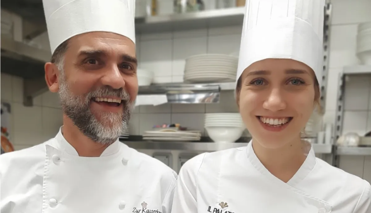 Lo chef del Ristorante Zur Kaiderkron Filippo Sinisgalli con la pasticcera Alice Vialetto