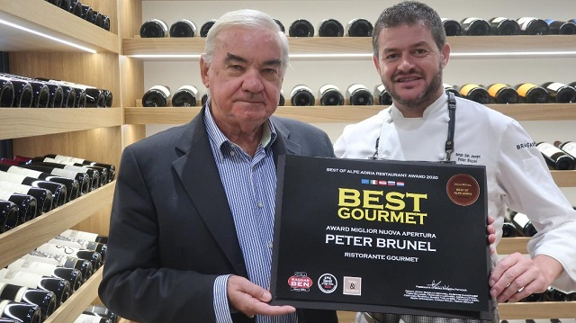 Il giornalista Giuseppe Casagrande consegna a Peter Brunel la targa di Best Restaurant Gourmet di Alpe Adria