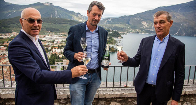 Massimo Fia, direttore di Agraria Riva, brinda con l’enologo Furio Battelini e il presidente Giorgio Planchenstainer